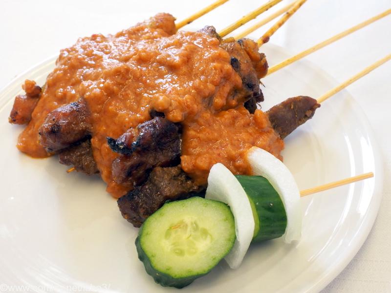 マレーシア航空 MH89 成田 - クアラルンプール ビジネスクラス機内食 Appetizer MALAYSIAN SATAY Charcoal hand-grilled chicken and beef skewers, peanut sauce and traditional accompaniments