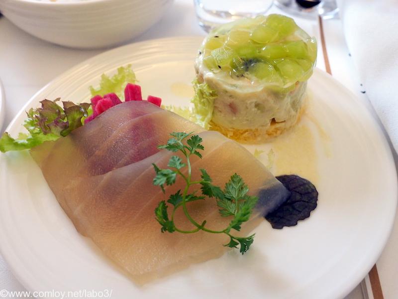マレーシア航空 MH89 成田 - クアラルンプール ビジネスクラス機内食 SHRIMP AND AVOCADO TIMBALE Lettuce, smoked tuna and red radish pickle
