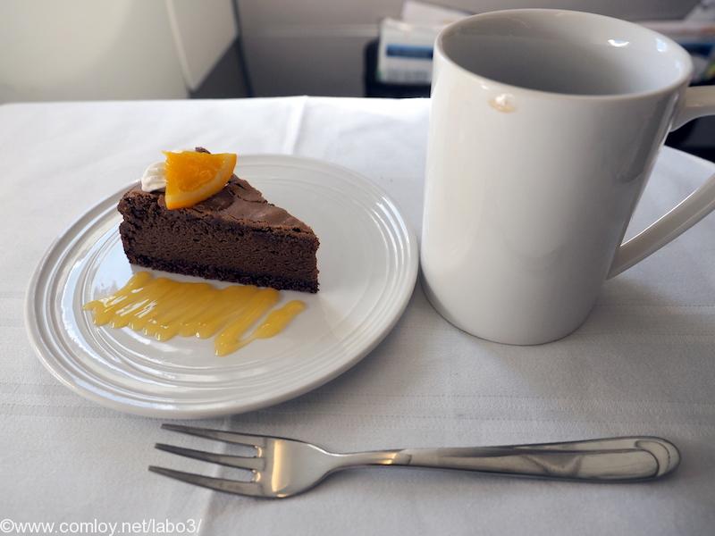 マレーシア航空 MH89 成田 - クアラルンプール ビジネスクラス機内食 DESSERT Baked chocolate cake with orange sauce