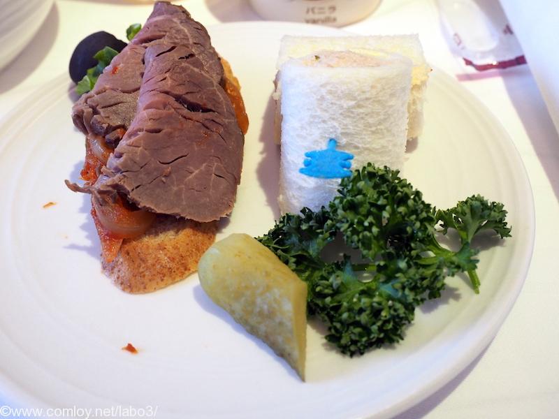 マレーシア航空 MH89 成田 - クアラルンプール ビジネスクラス機内食 Roasted beef and spicy onion on wholemeal baguette