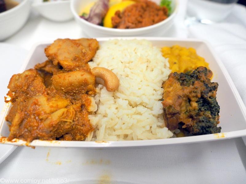マレーシア航空 MH776 クアラルンプール - バンコク ビジネスクラス機内食 MAINCOURSE Chicken cooked in cinnamon, clove, garlic, ginger and nutmeg, cumin rice, lentils and fried broccoli pakoda