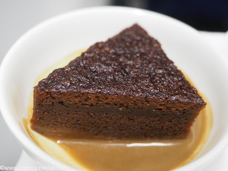 マレーシア航空 MH776 クアラルンプール - バンコク ビジネスクラス機内食 DESSEART KEK GULA HANGUS A traditional Malay cake made from caramekized sugar with cinnamon mocha sauce