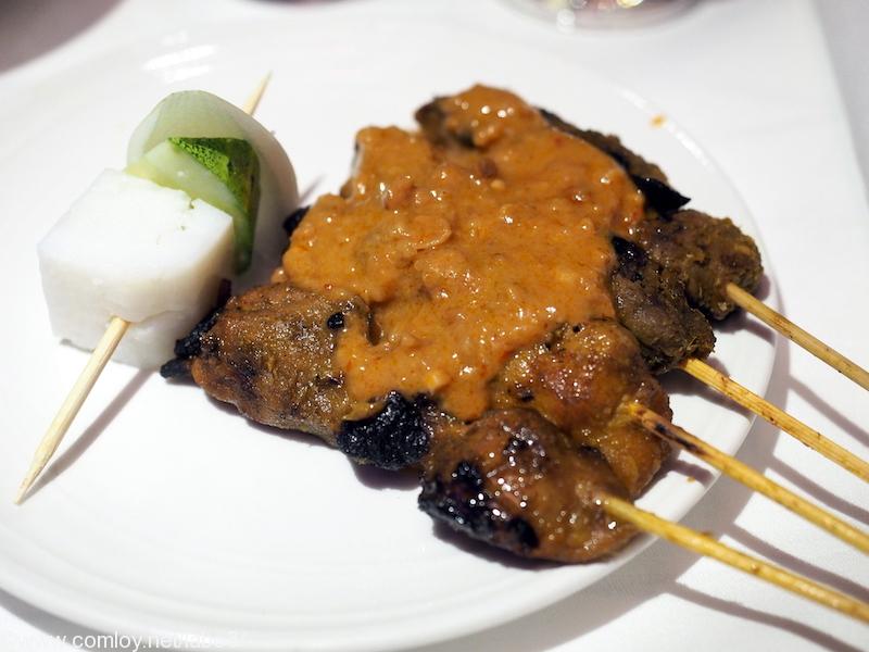 マレーシア航空 MH88 クアラルンプール - 成田 ビジネスクラス機内食 MALAYSIAN SATAY Charcoal hand-grilled chicken and beef skewers, peanut sauce and traditional accompaniments