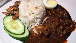 マレーシア航空 MH88 クアラルンプール - 成田 ビジネスクラス機内食 MAIN COURCE MALAYSIAN FAVOURITES NASI LEMAK Coconut rice, ikan bilis and prawn sambal and traditional accompaniments