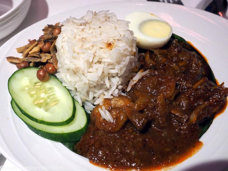 マレーシア航空 MH88 クアラルンプール - 成田 ビジネスクラス機内食 MAIN COURCE MALAYSIAN FAVOURITES NASI LEMAK Coconut rice, ikan bilis and prawn sambal and traditional accompaniments