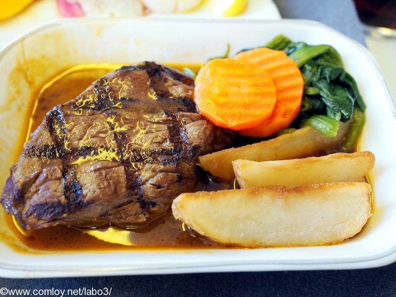 日本航空 JL29 羽田 - 香港 ビジネスクラス機内食 メインディッシュ 　牛フィレ肉のグリル　ロックフォールソース