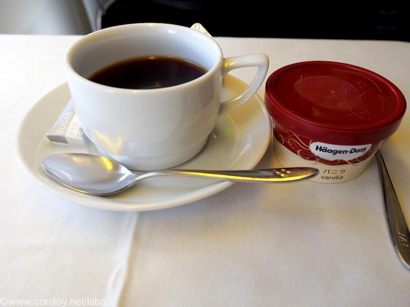 日本航空 JL29 羽田 - 香港 ビジネスクラス機内食 コーヒーとアイスクルーム