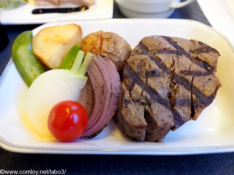 日本航空 JL97 羽田 ー 台北（松山） ビジネスクラス機内食 メインディッシュ 　牛フィレ肉のグリル　ジャポネソース