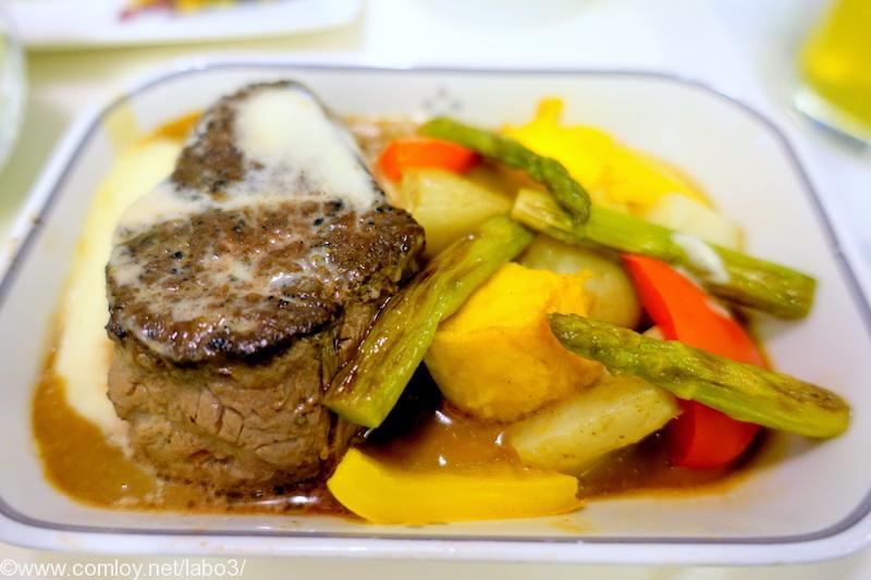 日本航空 JL822 台北 - 名古屋 ビジネスクラス機内食 メインディッシュ 　牛フィレ肉のソテー　チキングレイビーソース