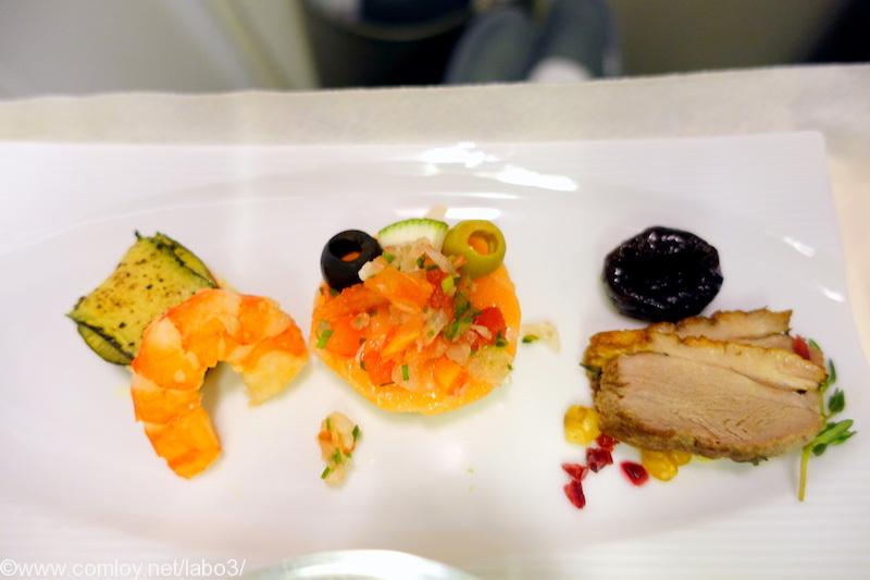 日本航空 JL822 台北 - 名古屋 ビジネスクラス機内食 アペタイザー 　蟹のズッキーニ巻と海老冷製 　スモークサーモンのゼリー寄せ　玉葱とトマト添え 　鴨肉のコンフュ