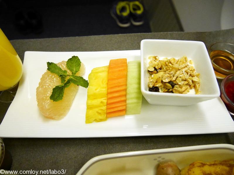 日本航空 JL34 バンコク - 羽田 ビジネスクラス機内食 アペタイザー 　フルーツスターター 　プレーンヨーグルト 　　さつま芋のムース、キャラメルソースとグラノーラ添え