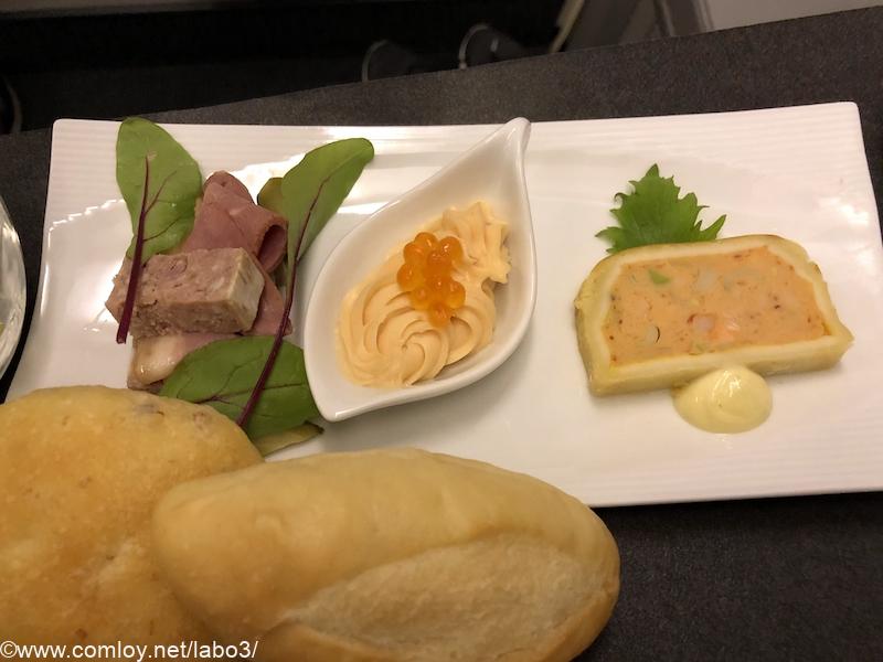 日本航空 JL99 羽田 - 台北（松山） ビジネスクラス機内食 アペタイザー 鴨燻製とパテドカンパーニュ サーモンムース シーフードのパテアンクルート 柚子胡椒マヨネーズソース