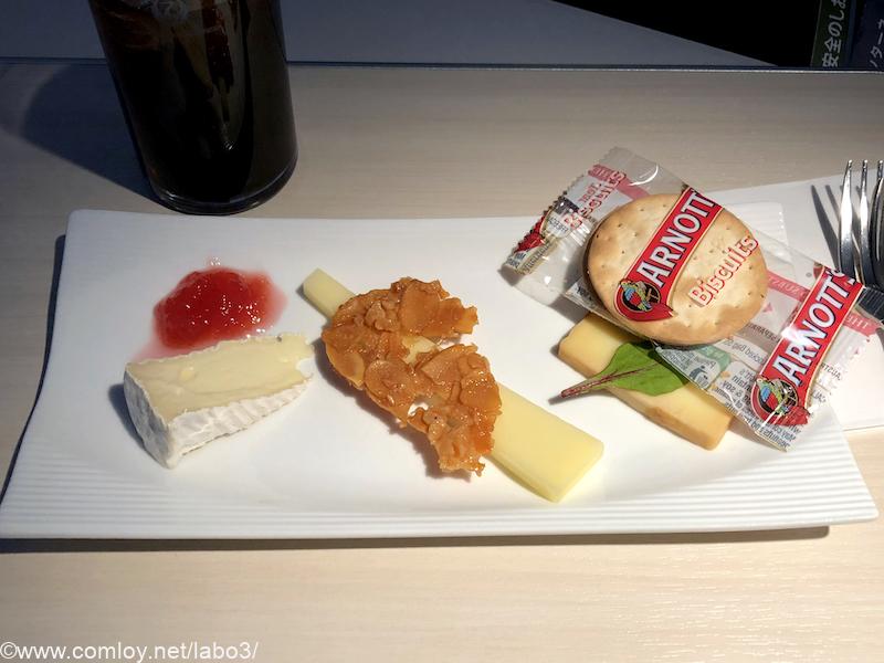 日本航空 JL31 羽田 - バンコク ビジネスクラス機内食 チーズの盛り合わせ
