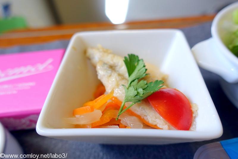 日本航空 JAL517 羽田 - 札幌 国内線ファーストクラス機内食 ホタテ&ワカサギのエスカベッシュ