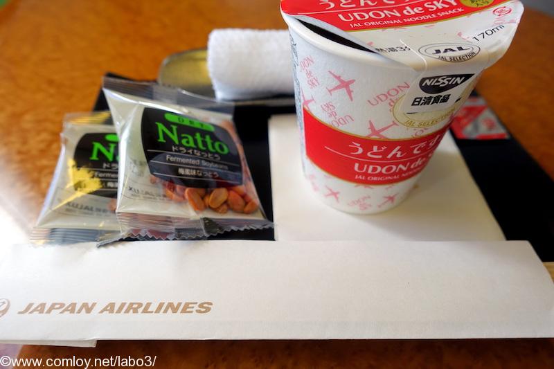 日本航空 JAL517 羽田 - 札幌 国内線ファーストクラス機内食 うどんですかい　ドライ納豆