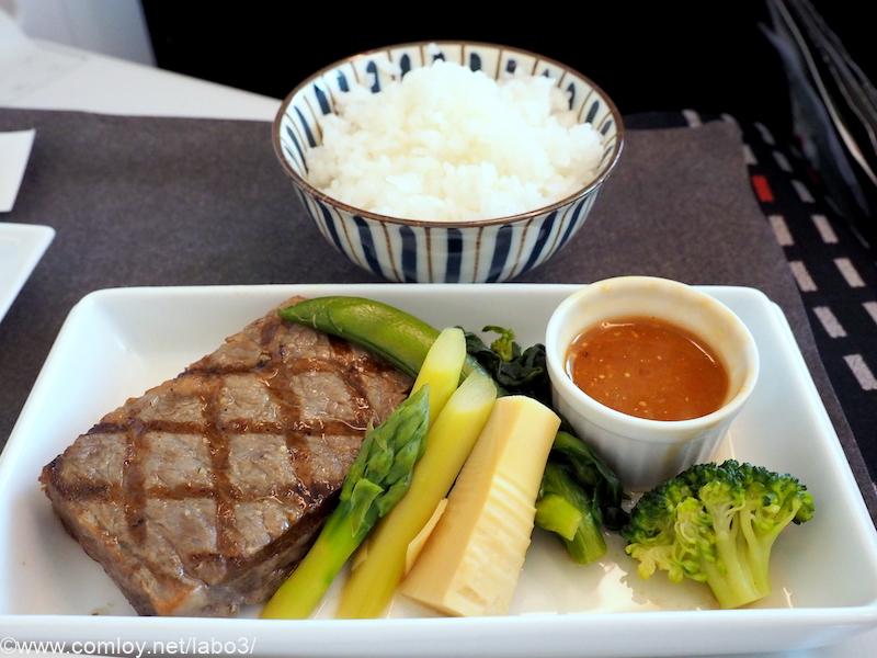 日本航空 JL31 羽田 - バンコク ビジネスクラス機内食 メインディッシュ 和牛サーロインステーキのマスタードソース
