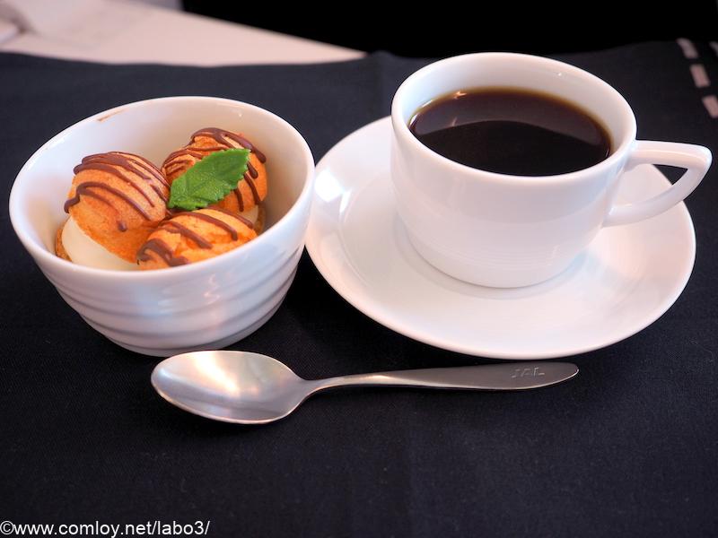 日本航空 JL31 羽田 - バンコク ビジネスクラス機内食 デザート プロフィットロールミント コーヒー