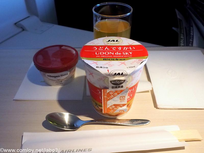 日本航空 JL31 羽田 - バンコク ビジネスクラス機内食 うどんですかとアイスクリーム
