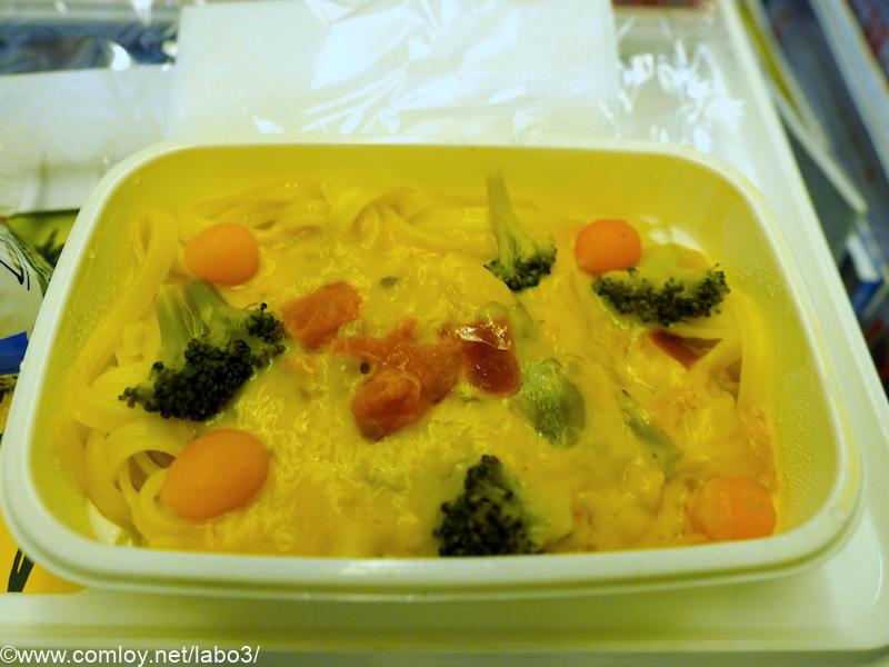 日本航空 JL784 成田 - ホノルル エコノミークラス機内食 メインディッシュ 白身魚の白ワイン蒸し　ヌイユを添えて