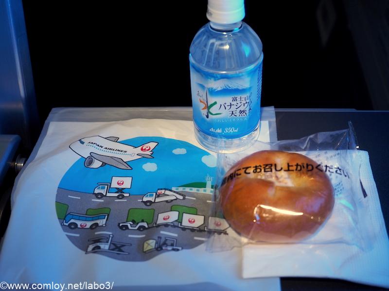 日本航空 JL784 成田 - ホノルル エコノミークラス機内食 ツナパンと水