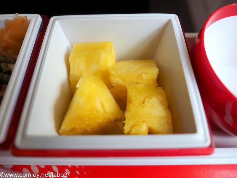 日本航空 JL785 ホノルル - 成田 エコノミークラス機内食 デザートのパイナップル