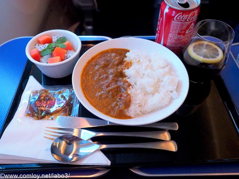 全日空 NH848 バンコク - 羽田 ビジネスクラス機内食 カットフルーツとカレーライス