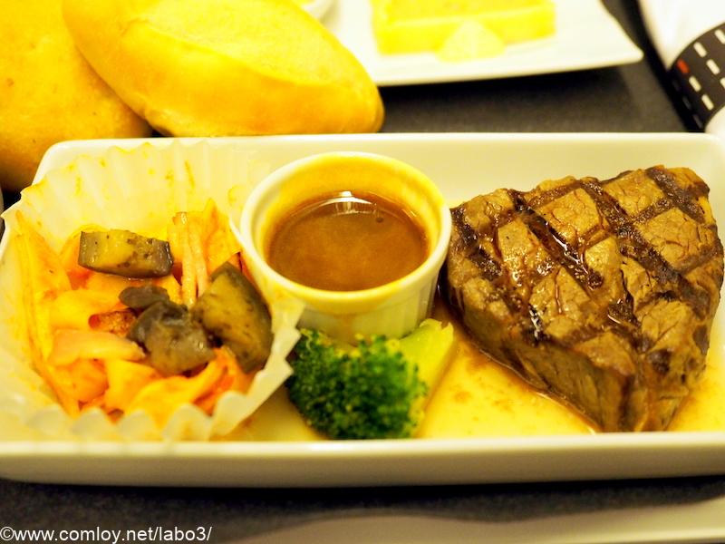 日本航空 JL99 羽田 - 台北（松山） ビジネスクラス機内食 メインディッシュ 牛フィレ肉のグリル　クリーミーマディラソース