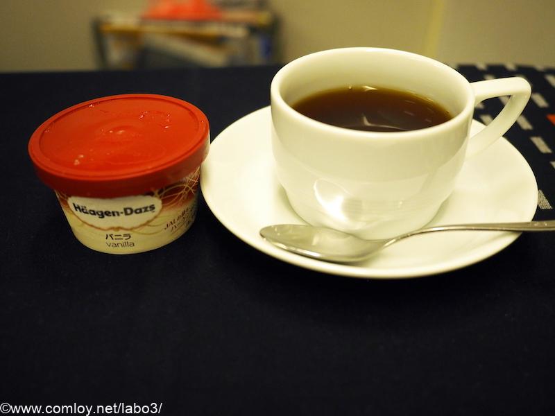 日本航空 JL99 羽田 - 台北（松山） ビジネスクラス機内食 コーヒーとアイスクリーム