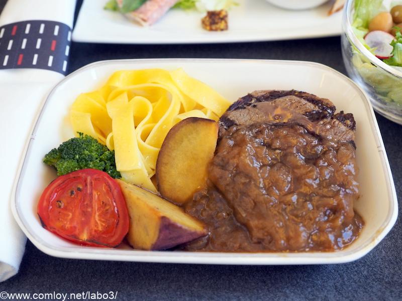 日本航空 JL97 羽田 - 台北（松山） ビジネスクラス機内食 メインディッシュ 牛フィレ肉のグリル　オニオンソース