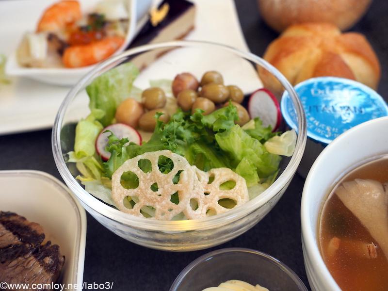 日本航空 JL97 羽田 - 台北（松山） ビジネスクラス機内食 レンコンとビーンズのサラダ　イタリアンドレッシング