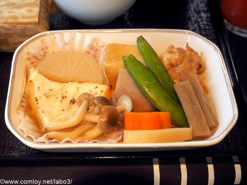 日本航空 JL98 台北（松山） - 羽田 ビジネスクラス機内食 台の物 銀鱈西京焼きと鶏の治部煮