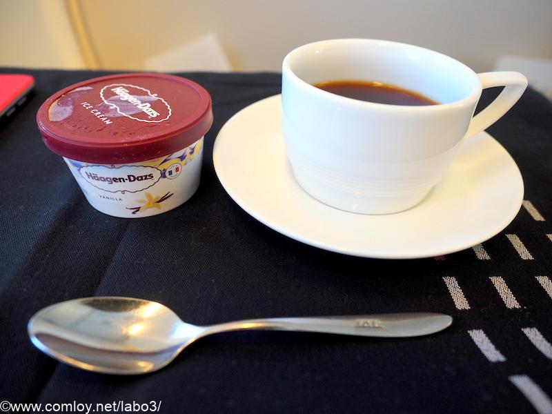 日本航空 JL814 台北（桃園） - 関西 ビジネスクラス機内食 アイスクリームとコーヒー