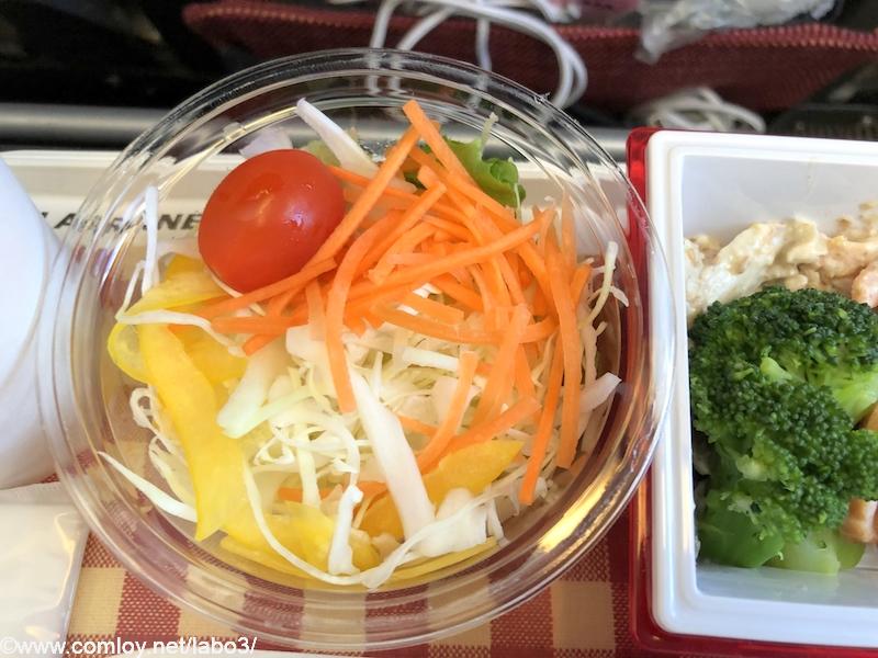 日本航空 JL29 羽田 - 香港 エコノミークラス　機内食　サラダ