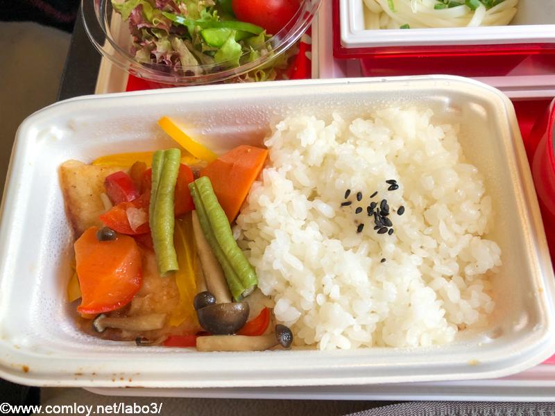 日本航空 JL32 バンコク - 羽田　エコノミークラス機内食 チキン南蛮？