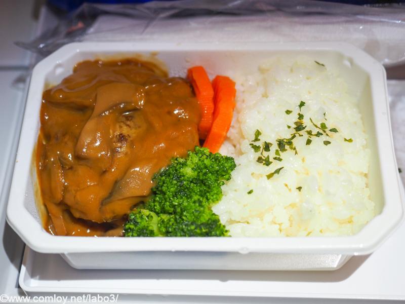 全日空 NH854 台北 - 羽田 エコノミークラス機内食 ビーフとポークのハンバーグ クリーミーマッシュルームソース