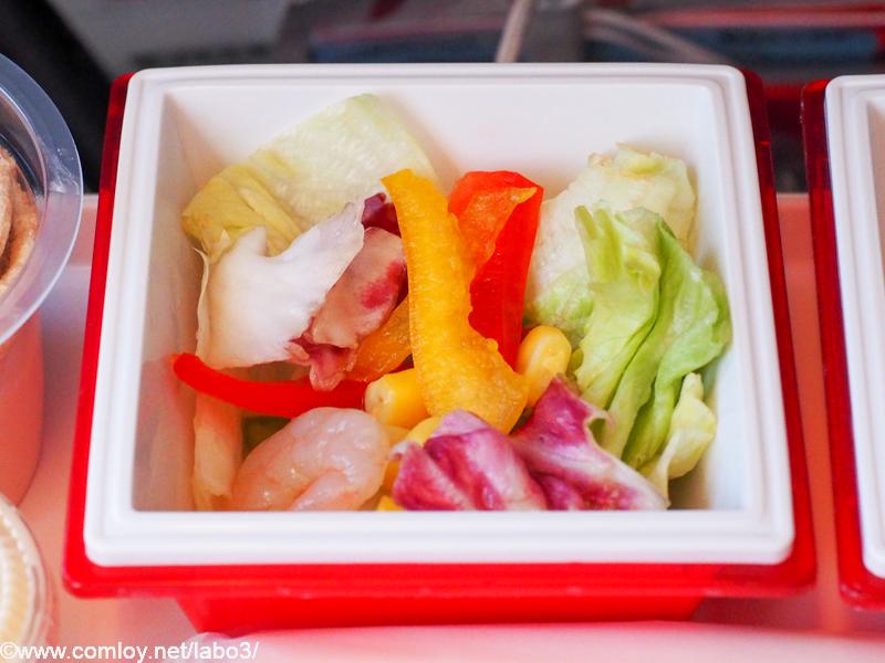 日本航空 JL96 台北 - 羽田 エコノミークラス機内食 季節のサラダ 小エビ添え 胡麻ドレッシング