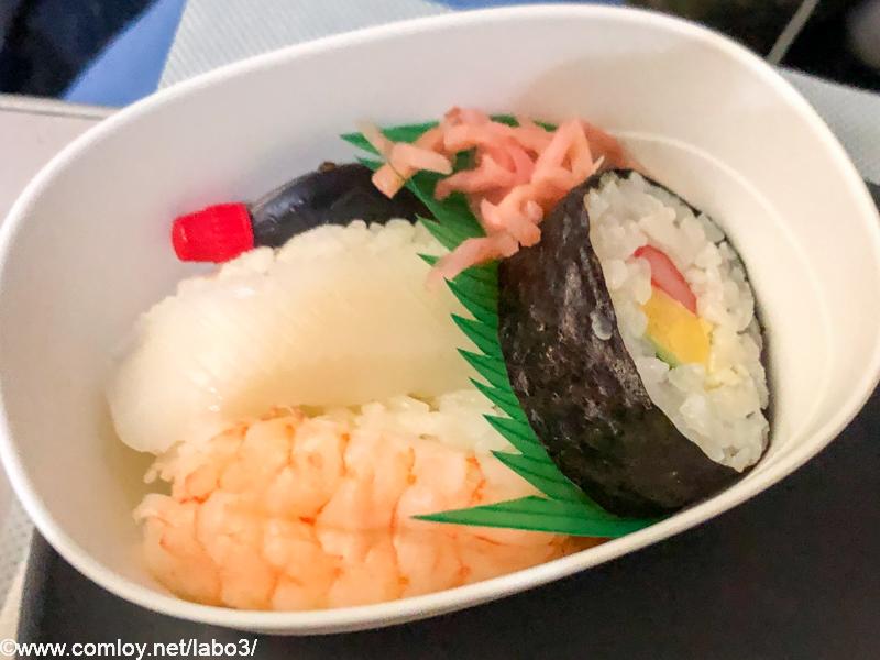 デルタ航空 DL180 成田 - ホノルル エコノミークラス 機内食 前菜 お寿司 海老とイカの握り寿司 蟹カマの巻き寿司、ガリ、お醤油