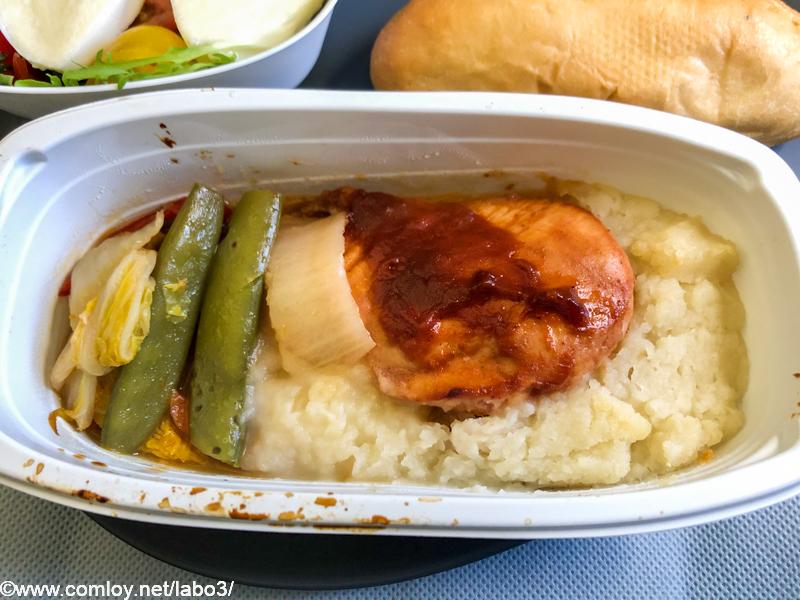 デルタ航空 DL181 ホノルル - 成田 エコノミークラス 機内食 メイン 鶏の醤油風味バーベキュー季節の野菜とマッシュポテト