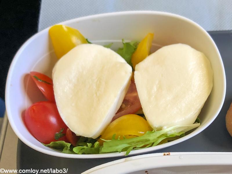 デルタ航空 DL181 ホノルル - 成田 エコノミークラス 機内食 前菜 カプレーゼサラダ フレッシュモッツァレラチーズとバジルのペストソース