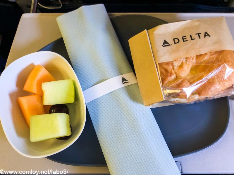 デルタ航空 DL181 ホノルル - 成田 エコノミークラス 機内食 到着前の食事 卵サラダサンドウィッチ フレッシュフルーツ