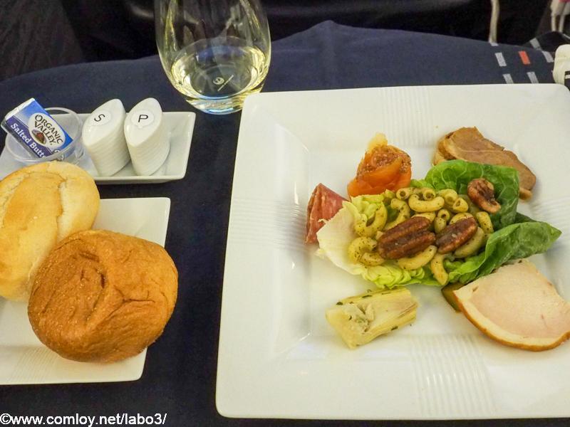 日本航空JL005 ニューヨーク - 羽田 ビジネスクラス機内食 オードブル アペタイザー盛り合わせ カポナータとスモークチキン ミラノサラミとアーティチョークマリネ スミークサーモン白チアシード 鴨ローストと枝豆フムス