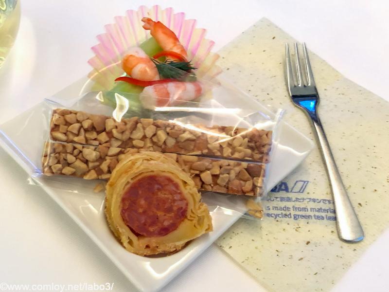 全日空 NH807 成田 - バンコク ビジネスクラス機内食 アミューズ シナモンナッツスティック 小海老と胡瓜のマリネ　バジルソース メルゲーズのパイ包み
