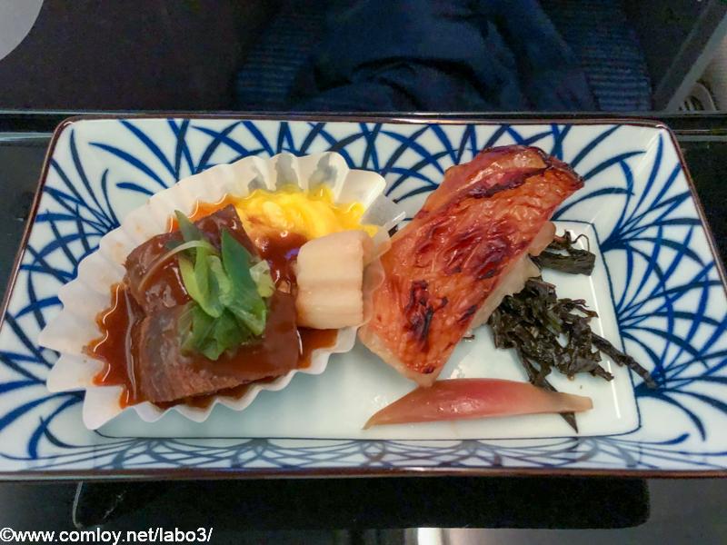 全日空 NH807 成田 - バンコク ビジネスクラス機内食 主菜 キンキ味噌幽庵焼き 牛タンデミグラス煮込みのふんわり玉子のせ