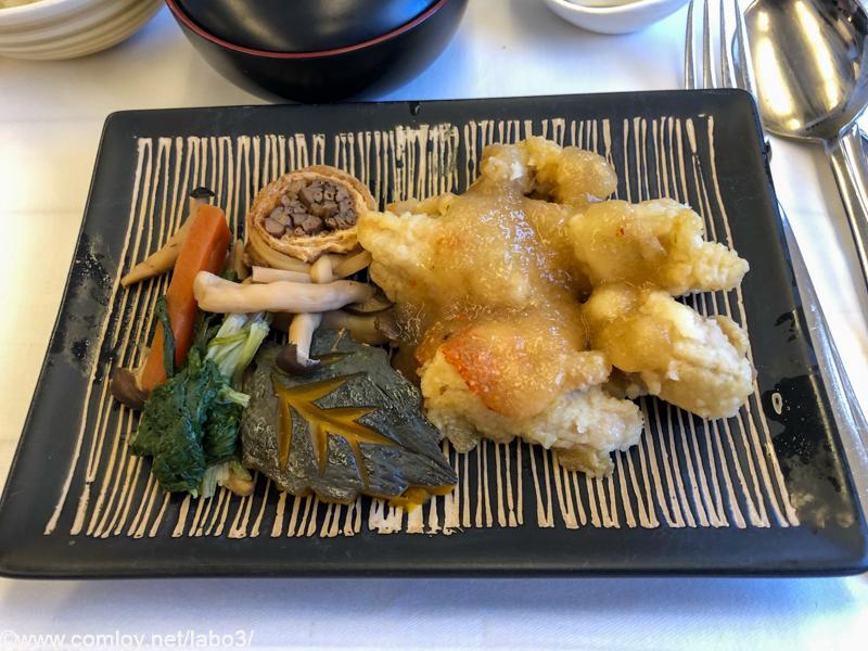 マレーシア航空 MH89 成田 - クアラルンプール ビジネスクラス機内食 Fried Chicken with Grated Radish Sauce(Chef on Call) With steamed rice and Japanese-style vegetables.