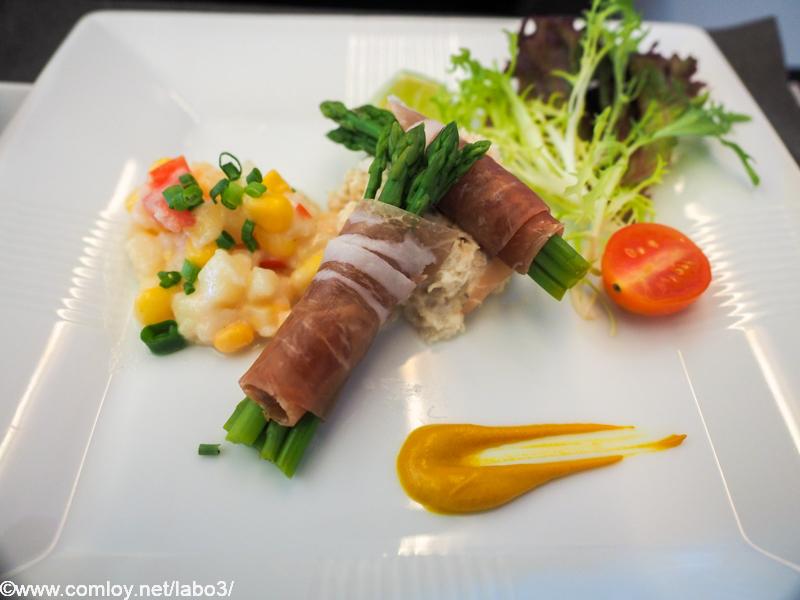日本航空JL32 バンコク - 羽田ビジネスクラス 機内食 蟹肉サラダ アスパラガス　プロシュート巻き