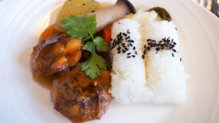 マレーシア航空 MH89 成田 - クアラルンプール ビジネスクラス 機内食 Sansho Pepper Grilled Chicken(Chef on Call) With steamed rice and Japanese-style vegetables.