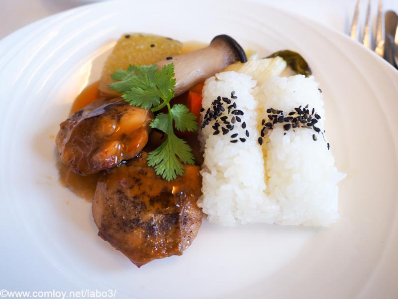 マレーシア航空 MH89 成田 - クアラルンプール ビジネスクラス 機内食 Sansho Pepper Grilled Chicken(Chef on Call) With steamed rice and Japanese-style vegetables.