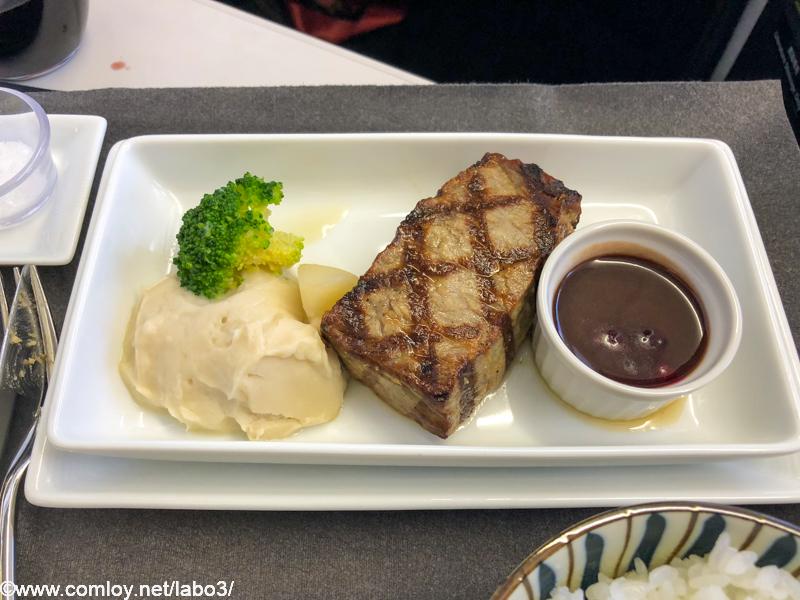 日本航空 JL31 羽田 - バンコク ビジネスクラス機内食 メインディッシュ 和牛サーロインステーキと 青森カシスのソース