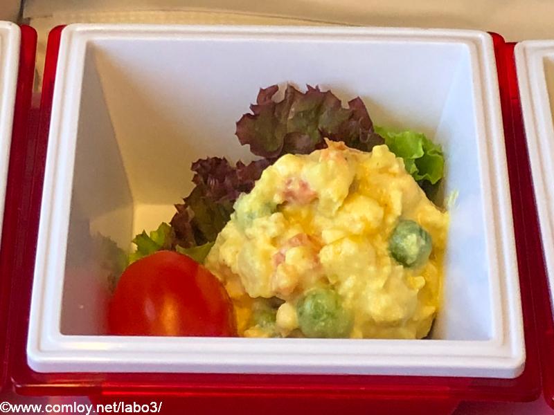 日本航空 JL32 バンコク - 羽田 エコノミークラス機内食 チキンとミックス野菜のサラダ　カレー風味