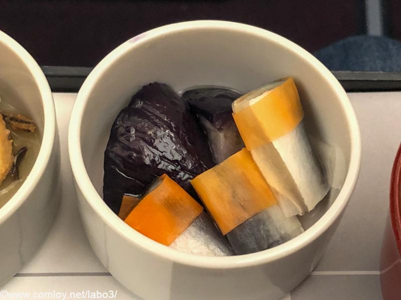 日本航空 JAL920 那覇 - 羽田 ファーストクラス機内食 小鉢 千両茄子とままかりの酢漬け